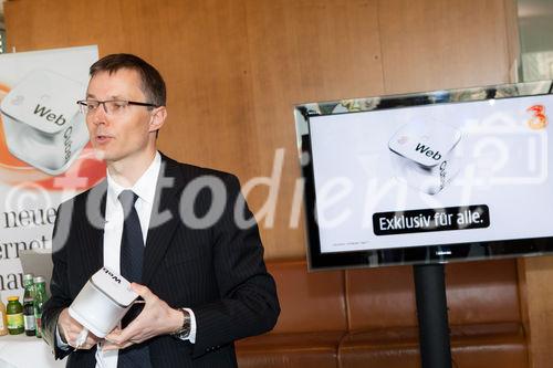 (c) fotodienst / Johannes Brunnbauer | Im Rahmen einer Pressekonferenz präsentiert 3CEO Jan Trionow die neuen Internetprodukte, mit denen 3 in neue Marktsegmente vorstößt.
in der Skybox der Skybar in Wien am 24.01.2011.