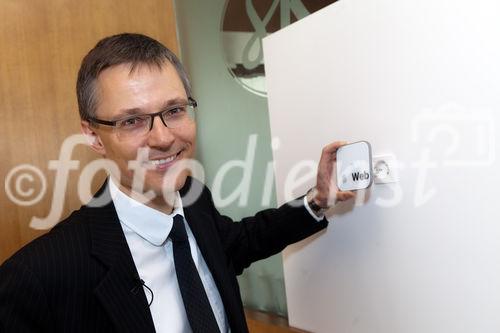 (c) fotodienst / Johannes Brunnbauer | Im Rahmen einer Pressekonferenz präsentiert 3CEO Jan Trionow die neuen Internetprodukte, mit denen 3 in neue Marktsegmente vorstößt.
in der Skybox der Skybar in Wien am 24.01.2011.