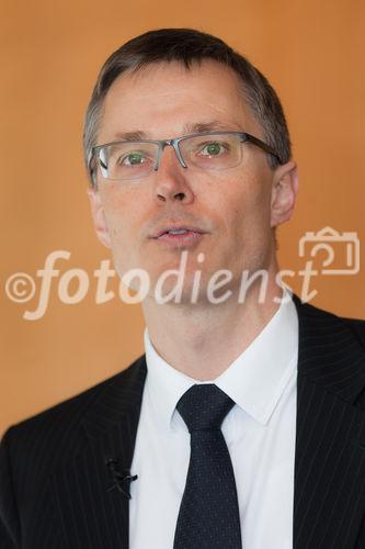 (c) fotodienst / Johannes Brunnbauer | Im Rahmen einer Pressekonferenz präsentiert 3CEO Jan Trionow die neuen Internetprodukte, mit denen 3 in neue Marktsegmente vorstößt.
in der Skybox der Skybar in Wien am 24.01.2011.