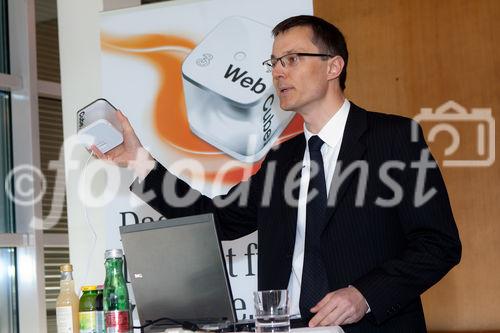 (c) fotodienst / Johannes Brunnbauer | Im Rahmen einer Pressekonferenz präsentiert 3CEO Jan Trionow die neuen Internetprodukte, mit denen 3 in neue Marktsegmente vorstößt.in der Skybox der Skybar in Wien am 24.01.2011.