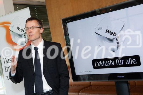 (c) fotodienst / Johannes Brunnbauer | Im Rahmen einer Pressekonferenz präsentiert 3CEO Jan Trionow die neuen Internetprodukte, mit denen 3 in neue Marktsegmente vorstößt.
in der Skybox der Skybar in Wien am 24.01.2011.