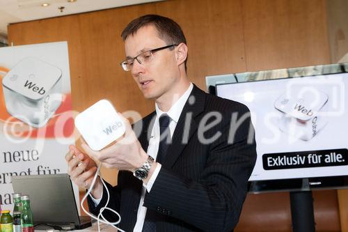 (c) fotodienst / Johannes Brunnbauer | Im Rahmen einer Pressekonferenz präsentiert 3CEO Jan Trionow die neuen Internetprodukte, mit denen 3 in neue Marktsegmente vorstößt.
in der Skybox der Skybar in Wien am 24.01.2011.