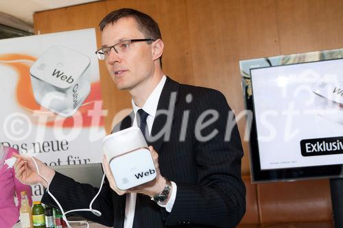 (c) fotodienst / Johannes Brunnbauer | Im Rahmen einer Pressekonferenz präsentiert 3CEO Jan Trionow die neuen Internetprodukte, mit denen 3 in neue Marktsegmente vorstößt.
in der Skybox der Skybar in Wien am 24.01.2011.