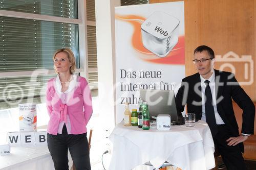 (c) fotodienst / Johannes Brunnbauer | Im Rahmen einer Pressekonferenz präsentiert 3CEO Jan Trionow die neuen Internetprodukte, mit denen 3 in neue Marktsegmente vorstößt.
in der Skybox der Skybar in Wien am 24.01.2011. Mit im Bild Maritheres Paul