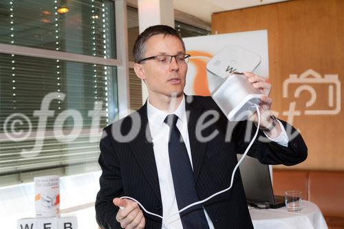 (c) fotodienst / Johannes Brunnbauer | Im Rahmen einer Pressekonferenz präsentiert 3CEO Jan Trionow die neuen Internetprodukte, mit denen 3 in neue Marktsegmente vorstößt.
in der Skybox der Skybar in Wien am 24.01.2011.