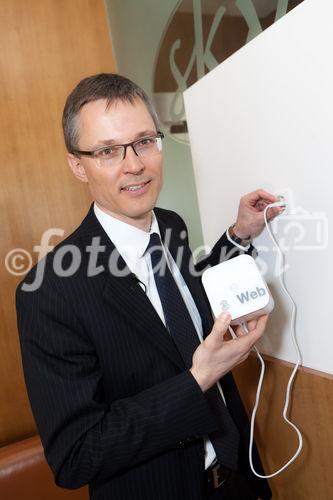 (c) fotodienst / Johannes Brunnbauer | Im Rahmen einer Pressekonferenz präsentiert 3CEO Jan Trionow die neuen Internetprodukte, mit denen 3 in neue Marktsegmente vorstößt.
in der Skybox der Skybar in Wien am 24.01.2011.