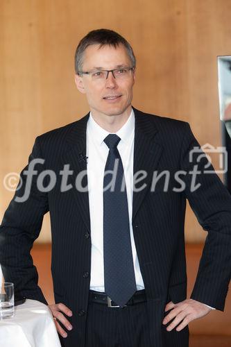 (c) fotodienst / Johannes Brunnbauer | Im Rahmen einer Pressekonferenz präsentiert 3CEO Jan Trionow die neuen Internetprodukte, mit denen 3 in neue Marktsegmente vorstößt.
in der Skybox der Skybar in Wien am 24.01.2011.