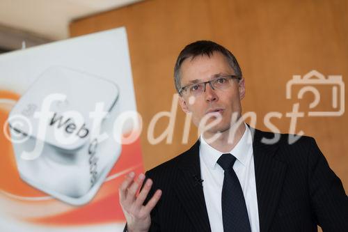 (c) fotodienst / Johannes Brunnbauer | Im Rahmen einer Pressekonferenz präsentiert 3CEO Jan Trionow die neuen Internetprodukte, mit denen 3 in neue Marktsegmente vorstößt.
in der Skybox der Skybar in Wien am 24.01.2011.