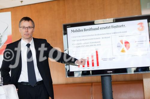 (c) fotodienst / Johannes Brunnbauer | Im Rahmen einer Pressekonferenz präsentiert 3CEO Jan Trionow die neuen Internetprodukte, mit denen 3 in neue Marktsegmente vorstößt.
in der Skybox der Skybar in Wien am 24.01.2011.