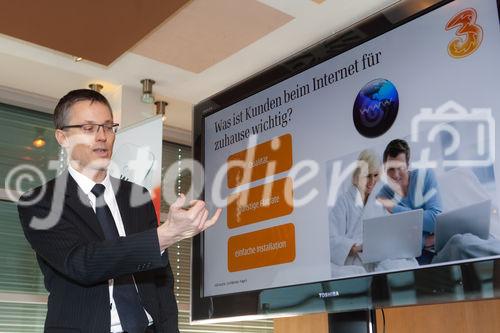 (c) fotodienst / Johannes Brunnbauer | Im Rahmen einer Pressekonferenz präsentiert 3CEO Jan Trionow die neuen Internetprodukte, mit denen 3 in neue Marktsegmente vorstößt.
in der Skybox der Skybar in Wien am 24.01.2011.