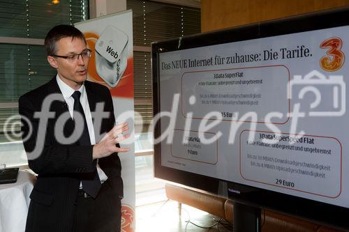 (c) fotodienst / Johannes Brunnbauer | Im Rahmen einer Pressekonferenz präsentiert 3CEO Jan Trionow die neuen Internetprodukte, mit denen 3 in neue Marktsegmente vorstößt.
in der Skybox der Skybar in Wien am 24.01.2011.