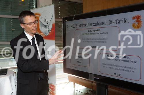 (c) fotodienst / Johannes Brunnbauer | Im Rahmen einer Pressekonferenz präsentiert 3CEO Jan Trionow die neuen Internetprodukte, mit denen 3 in neue Marktsegmente vorstößt.
in der Skybox der Skybar in Wien am 24.01.2011.