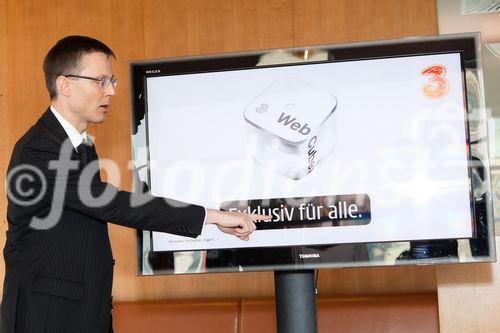 (c) fotodienst / Johannes Brunnbauer | Im Rahmen einer Pressekonferenz präsentiert 3CEO Jan Trionow die neuen Internetprodukte, mit denen 3 in neue Marktsegmente vorstößt.
in der Skybox der Skybar in Wien am 24.01.2011.