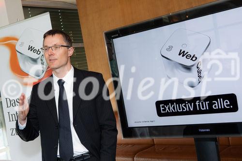 (c) fotodienst / Johannes Brunnbauer | Im Rahmen einer Pressekonferenz präsentiert 3CEO Jan Trionow die neuen Internetprodukte, mit denen 3 in neue Marktsegmente vorstößt.in der Skybox der Skybar in Wien am 24.01.2011.