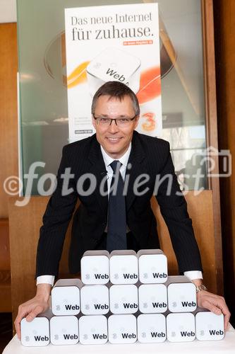 (c) fotodienst / Johannes Brunnbauer | Im Rahmen einer Pressekonferenz präsentiert 3CEO Jan Trionow die neuen Internetprodukte, mit denen 3 in neue Marktsegmente vorstößt.
in der Skybox der Skybar in Wien am 24.01.2011.