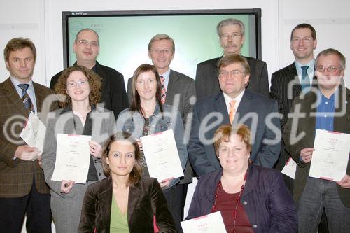 Linz 2007-01-16: 'OÖ Journalisten und Presseclub-Mitglieder erhielten EBC*L-Zertifikate' - vlnr 1. Reihe: Mag Angelika Mascherbauer, Fa ÖSB;   Karin Stöcher, Sparkasse Pregarten; vlnr 2. Reihe: Mag Birgit Gröbner, Tips Steyr; Mag Ulrike Bauer, OÖ GKK; Mag Erich Kremsmaier, Fa Orange Cosmos; Hans Promberger, Tips Gmunden; vlnr 3. Reihe: Reinhard Gattringer, WKÖO Medienabteilung; Dipl-Ing Harald Wondra, WoncaM Akademie; OAR Gerhard Hasenöhrl, Leiter d OÖ Landespressedienstes; Helmuth K Köhrer, Geschäftsführer Presseclub; Wolfgang Denk, Fa Energie AG OÖ - Foto: www.iManufaktur.at