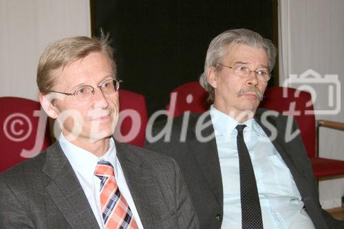 Linz 2007-01-16: 'OÖ Journalisten und Presseclub-Mitglieder erhielten EBC*L-Zertifikate'- OAR Gerhard Hasenöhrl, Leiter d OÖ Landespressedienstes; Helmuth K Köhrer, Geschäftsführer Presseclub - Foto: www.iManufaktur.at