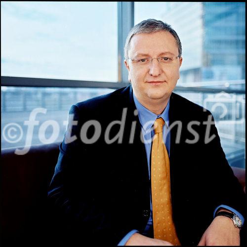 Die neue Bundesregierung setzt sich aus Bundeskanzler Dr. Alfred Gusenbauer, 13 Ministerinnen und Ministern sowie sechs Staatssekretärinnen und Staatssekretären zusammen. Foto: Dr. Christoph Matznetter, Staatssekretär im Bundesministerium für Finanzen
Dr. Christoph Matznetter
Staatssekretär im Bundesministerium für Finanzen, © SPÖ 