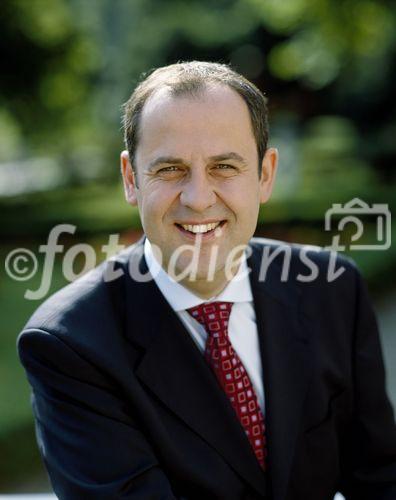 Die neue Bundesregierung setzt sich aus Bundeskanzler Dr. Alfred Gusenbauer, 13 Ministerinnen und Ministern sowie sechs Staatssekretärinnen und Staatssekretären zusammen. Foto: Dipl.-Ing. Josef Pröll, 
Bundesminister für Land- und Forstwirtschaft, Umwelt und Wasserwirtschaft, © ÖVP