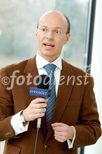 (C)fotodienst/Anna Rauchenberger Wien, 19.01.2011 - Unverträgliches Österreich: Jeder Dritte hat Probleme bei Verträglichkeit von Lebensmitteln. Eine Aktuelle Umfrage zu Lebensmittelintoleranzen zeigt Bedarf an mehr Sachinformation bei Ernährungsfragen. Ein neues Produkt verspricht mehr Lebensqualität für Mensche mit Laktoseintoleranz. FOTO: Ao. Univ.-Prof. Dr. Micahel Wolzt, Facharzt für Innere Medizin, Universitätsklinik für Klinische Pharmakologie und Universitätsklinik für Innere Medizin III/Stoffwechsel und Endokrinologie Wien (Buchautor)