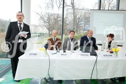 (C)fotodienst/Anna Rauchenberger Wien, 19.01.2011 - Unverträgliches Österreich: Jeder Dritte hat Probleme bei Verträglichkeit von Lebensmitteln. Eine Aktuelle Umfrage zu Lebensmittelintoleranzen zeigt Bedarf an mehr Sachinformation bei Ernährungsfragen. Ein neues Produkt verspricht mehr Lebensqualität für Mensche mit Laktoseintoleranz. FOTO v.l.: Mag. Michael Leitner, MAS; Public Health PR, Ao. Univ.-Prof. Dr. Micahel Wolzt, Facharzt für Innere Medizin, Universitätsklinik für Klinische Pharmakologie und Universitätsklinik für Innere Medizin III/Stoffwechsel und Endokrinologie Wien (Buchautor), Dr. Albert Missbichler, Biochemiker und Geschäftsführer Sciotec Diagnostic Technologies, Joshi M.A. Schillhab, Managing Director von Oekonsult communication & consulting, Angelika Widhalm, Betroffene und Mitglied des Vereins FruLak & Co (Selbsthilfegruppe Fruktose-, Laktose-, Histaminintoleranz, Nahrungsmittelunverträglichkeiten und Gesunde Ernährung)