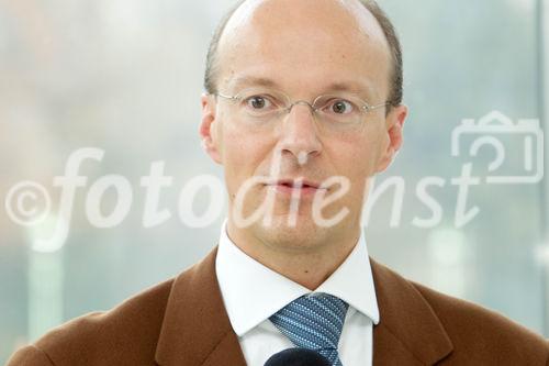 (C)fotodienst/Anna Rauchenberger Wien, 19.01.2011 - Unverträgliches Österreich: Jeder Dritte hat Probleme bei Verträglichkeit von Lebensmitteln. Eine Aktuelle Umfrage zu Lebensmittelintoleranzen zeigt Bedarf an mehr Sachinformation bei Ernährungsfragen. Ein neues Produkt verspricht mehr Lebensqualität für Mensche mit Laktoseintoleranz. FOTO: Ao. Univ.-Prof. Dr. Micahel Wolzt, Facharzt für Innere Medizin, Universitätsklinik für Klinische Pharmakologie und Universitätsklinik für Innere Medizin III/Stoffwechsel und Endokrinologie Wien (Buchautor)