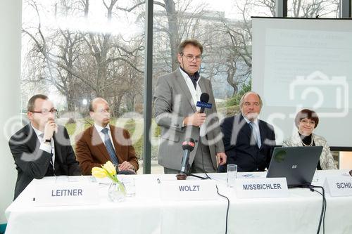 (C)fotodienst/Anna Rauchenberger Wien, 19.01.2011 - Unverträgliches Österreich: Jeder Dritte hat Probleme bei Verträglichkeit von Lebensmitteln. Eine Aktuelle Umfrage zu Lebensmittelintoleranzen zeigt Bedarf an mehr Sachinformation bei Ernährungsfragen. Ein neues Produkt verspricht mehr Lebensqualität für Mensche mit Laktoseintoleranz. FOTO v.l.: Mag. Michael Leitner, MAS; Public Health PR, Ao. Univ.-Prof. Dr. Michael Wolzt, Facharzt für Innere Medizin, Universitätsklinik für Klinische Pharmakologie und Universitätsklinik für Innere Medizin III/Stoffwechsel und Endokrinologie Wien (Buchautor), Dr. Albert Missbichler, Biochemiker und Geschäftsführer Sciotec Diagnostic Technologies, Joshi M.A. Schillhab, Managing Director von Oekonsult communication & consulting, Angelika Widhalm, Betroffene und Mitglied des Vereins FruLak & Co (Selbsthilfegruppe Fruktose-, Laktose-, Histaminintoleranz, Nahrungsmittelunverträglichkeiten und Gesunde Ernährung)