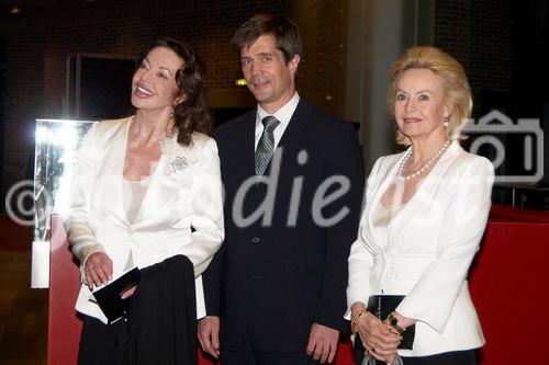 München, 6.8.2006: Fix & Foxi-Verlegerin Alexandra Kauka besucht mit Prinzessin Yvonne von Hessen und dem neuen Generalkonsul der USA Eric Nelson in der Philharmonie eine Aufführung von Giuseppe Verdis 