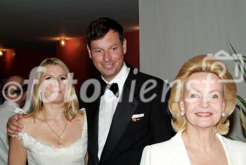 München, 27.07.2006: Markus Nolf, Sohn von Alexandra Kauka, und seine Freundin Nina besuchen die Aufführung der Wagner-Oper Tannhäuser im Rahmen der Münchner Opernfestspiele im Nationaltheater. Rechts im Bild Prinzessin Yvonne von Hessen.