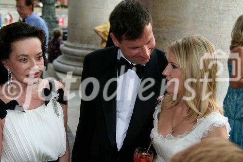 (C)fotodienst/Kai Bornhak - München, den 27.07.2006 -  Alexandra Kauka (li), ihr Sohn Markus Nolf und seine Freundin Nina beim Besuche der Münchner Opernfestspiele im Nationaltheater München.