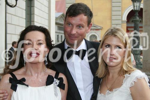 (C) fotodienst/Sigrid Chapman - München, den 27.07.2006 - Alexandra Kauka mit Sohn Markus Nolf und Freundin Nina bei den Opernfesspielen in München. 