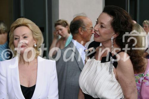(C) fotodienst/Sigrid Chapman - München, den 27.07.2006 - Yvonne Prinzessin von Hessen und Alexandra Kauka bei den Opernfestspielen im Nationaltheater München.  
