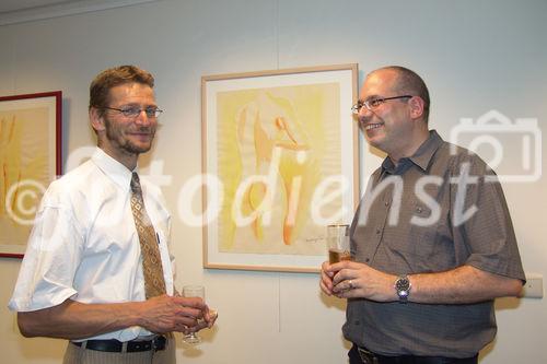 Brüssel - Sommerempfang und Vernissage anlässlich des erfolgreichen Abschlusses der österreichischen Ratspräsidentschaft 2006 in den Räumlichkkeiten des Verbindungsbüros des Landes Niederösterreich: Andreas Greiter (Büro der Europaregion Tirol - Südtirol - Trentino), Harald Wondra (Verbindungsbüro des Landes Oberösterreich)  - Foto: www.iManufaktur.at