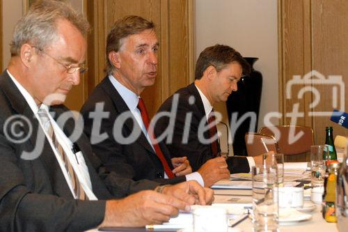 Pressekonferenz vom Verband der Vereine Creditreform e.V. in Düsseldorf zum Schwerpunkt Insolvenzen, Neugründungen und Löschungen des 1. Halbjahres 2006. v.l. Dr. Detlef Frormann; Professor Dr. Helmut Rödel; Michael Bretz