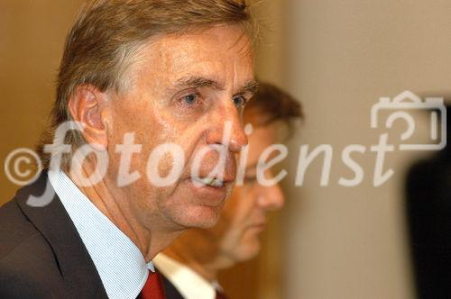 Pressekonferenz vom Verband der Vereine Creditreform e.V. in Düsseldorf zum Schwerpunkt Insolvenzen, Neugründungen und Löschungen des 1. Halbjahres 2006. Professor Dr. Helmut Rödel