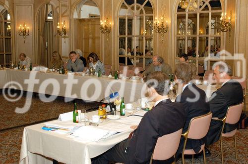 Pressekonferenz vom Verband der Vereine Creditreform e.V. in Düsseldorf zum Schwerpunkt Insolvenzen, Neugründungen und Löschungen des 1. Halbjahres 2006.