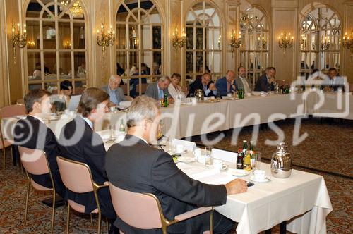 Pressekonferenz vom Verband der Vereine Creditreform e.V. in Düsseldorf zum Schwerpunkt Insolvenzen, Neugründungen und Löschungen des 1. Halbjahres 2006. Professor Dr. Helmut Rödel