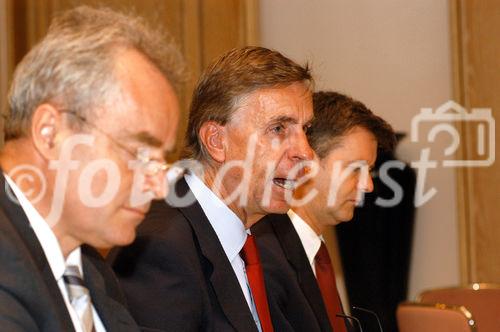 Pressekonferenz vom Verband der Vereine Creditreform e.V. in Düsseldorf zum Schwerpunkt Insolvenzen, Neugründungen und Löschungen des 1. Halbjahres 2006. v.l. Dr. Detlef Frormann; Professor Dr. Helmut Rödel; Michael Bretz