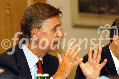 Pressekonferenz vom Verband der Vereine Creditreform e.V. in Düsseldorf zum Schwerpunkt Insolvenzen, Neugründungen und Löschungen des 1. Halbjahres 2006. Professor Dr. Helmut Rödel