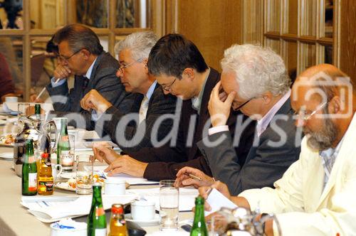 Pressekonferenz vom Verband der Vereine Creditreform e.V. in Düsseldorf zum Schwerpunkt Insolvenzen, Neugründungen und Löschungen des 1. Halbjahres 2006. Journalisten sitzen in einer Reihe