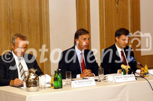 Pressekonferenz vom Verband der Vereine Creditreform e.V. in Düsseldorf zum Schwerpunkt Insolvenzen, Neugründungen und Löschungen des 1. Halbjahres 2006. v.l. Dr. Detlef Frormann; Professor Dr. Helmut Rödel; Michael Bretz