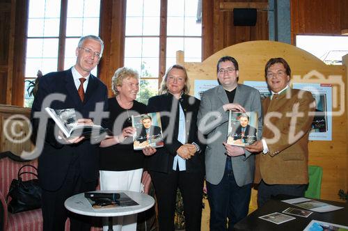 Gut Aiderbichl: Buch- + CD-Präsentation Peter Alexander zum 80. Geburtstag
mit Tochter Susanne Neumayer
Dr. Fritz Panzer -Verlag Ueberreuter, Susanne Haidinger-Neumayer,  Barbara Löhr, Michael Wenk - Autoren, Michael Aufhauser
www.siebinger.com                                