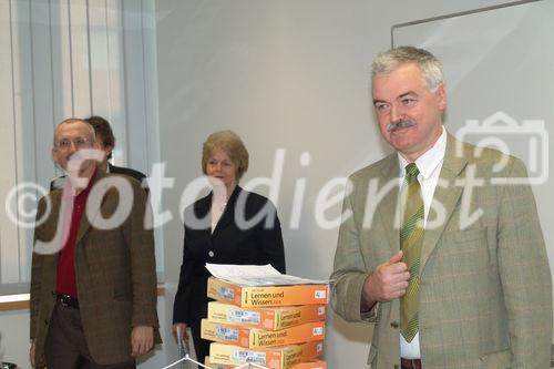 Bildung Online, Hall in Tirol - 2006-06-09- 23. Jugend Informatik Wettbewerb 2006: UnivProf Dr Erich Neuwirth, Fakultät für Informatik Universität Wien; Prof Dipl-Ing Margarete Grimus, Pädagogische Akademie des Bundes in Wien; UnivProf Dipl-Ing Dr Gerald Futschek, Technische Universität Wien - Foto: www.iManufaktur.at