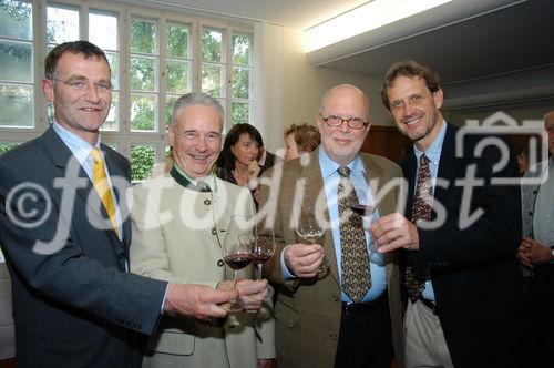 Präsentation Festspielwein
Grüner Veltliner von Willy Bründlmayer + Zweigelt von Josef Umathum
v.l. Umathum, Siegfried Brudermann - Someliersvereinigung, Heiner Kölbl - Weinhändler, Bründmayer 
www.siebinger.com                                