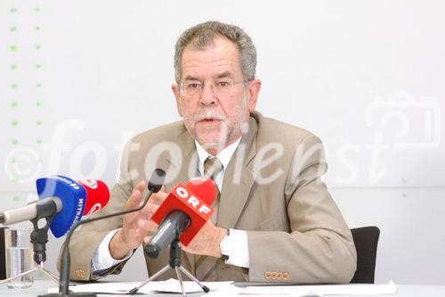 (c) Fotodienst / Daniel K. Gebhart - Pressekonferenz - Van der Bellen - Die Grünen - Grüne Kritik am ÖVP-SPÖ-Umweltzerstörungsgesetz, Aktuelles, Initiativen gegen den Schwarzfunk ORF - Foto: Univ. Prof. Dr. Alexander Van der Bellen (Bundessprecher und Klubobmann - Die Grünen).