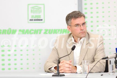 (c) Fotodienst / Daniel K. Gebhart - Pressekonferenz - Van der Bellen - Die Grünen - Grüne Kritik am ÖVP-SPÖ-Umweltzerstörungsgesetz, Aktuelles, Initiativen gegen den Schwarzfunk ORF - Foto: Univ. Prof. Dr. Alexander Van der Bellen (Bundessprecher und Klubobmann - Die Grünen).