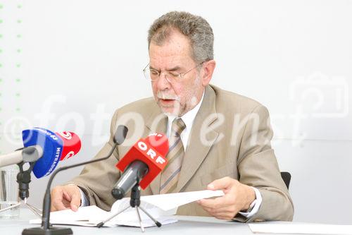 (c) Fotodienst / Daniel K. Gebhart - Pressekonferenz - Van der Bellen - Die Grünen - Grüne Kritik am ÖVP-SPÖ-Umweltzerstörungsgesetz, Aktuelles, Initiativen gegen den Schwarzfunk ORF - Foto: Univ. Prof. Dr. Alexander Van der Bellen (Bundessprecher und Klubobmann - Die Grünen).