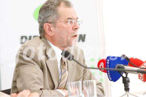 (c) Fotodienst / Daniel K. Gebhart - Pressekonferenz - Van der Bellen - Die Grünen - Grüne Kritik am ÖVP-SPÖ-Umweltzerstörungsgesetz, Aktuelles, Initiativen gegen den Schwarzfunk ORF - Foto: Univ. Prof. Dr. Alexander Van der Bellen (Bundessprecher und Klubobmann - Die Grünen).