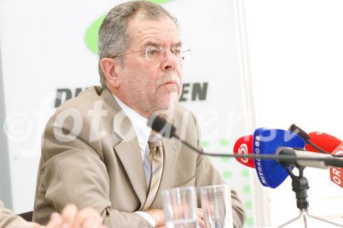 (c) Fotodienst / Daniel K. Gebhart - Pressekonferenz - Van der Bellen - Die Grünen - Grüne Kritik am ÖVP-SPÖ-Umweltzerstörungsgesetz, Aktuelles, Initiativen gegen den Schwarzfunk ORF - Foto: Univ. Prof. Dr. Alexander Van der Bellen (Bundessprecher und Klubobmann - Die Grünen).