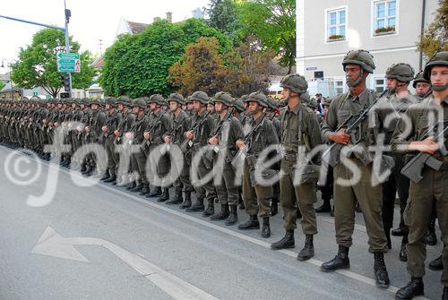 (C) fotodienst/Walter Vymyslicky - Gänserndorf, 19.05.2006 - FOTO.:Die Soldaten vor dem Rathaus in Gänserndorf